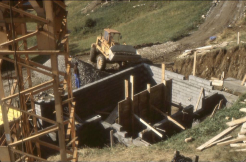 Chalet du Gran Maci Manigod : construction initiale des fondations en 1975