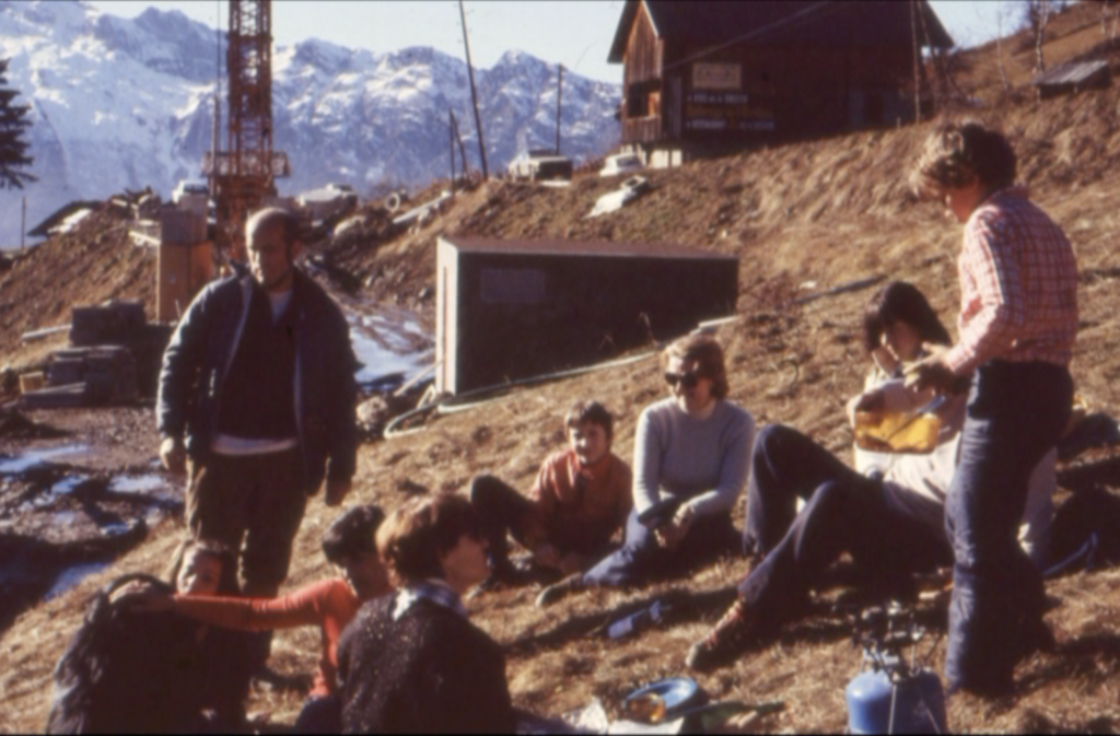 Chalet du Gran Maci Manigod : construction initiale des fondations en 1975 - La pause casse croûte