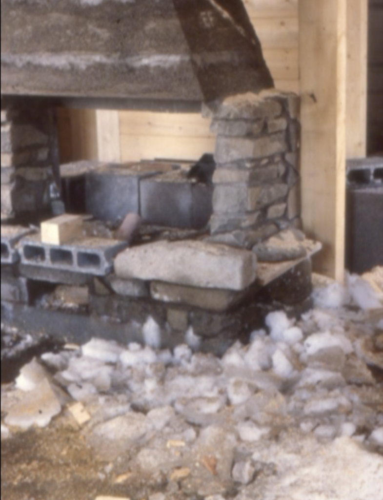 Chalet du Gran Maci Manigod : ossature cheminée en pierre