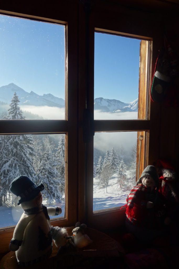 Ambiance chalet du Gran Maci Manigod : Le matin ensoleillé après une nuit de neige avec les lutins de noël - Vue sur le Charvin