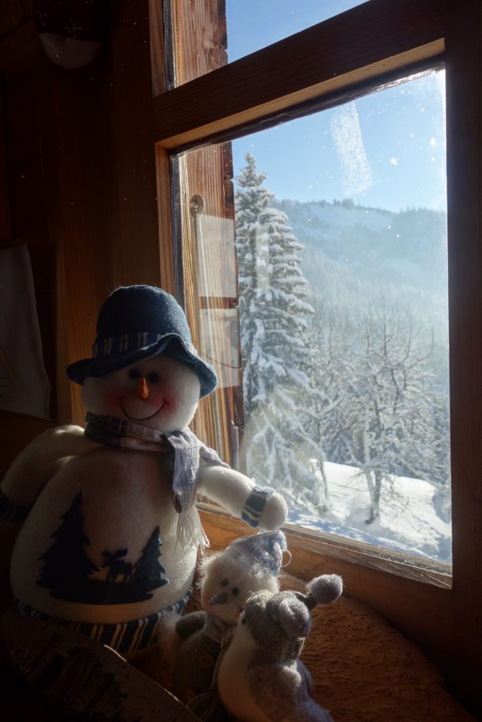 Ambiance chalet du Gran Maci Manigod : le matin ensoleillé après une nuit de neige avec les lutins de noël