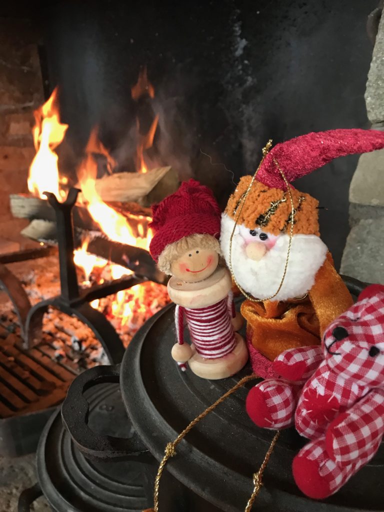 La cheminée old style et d'origine au chalet du Gran Maci et petits lutins de noël